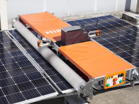 ソーラーパネル清掃ロボットType4が、ドバイの太陽光発電所において2,500時間以上の稼働を達成しました。